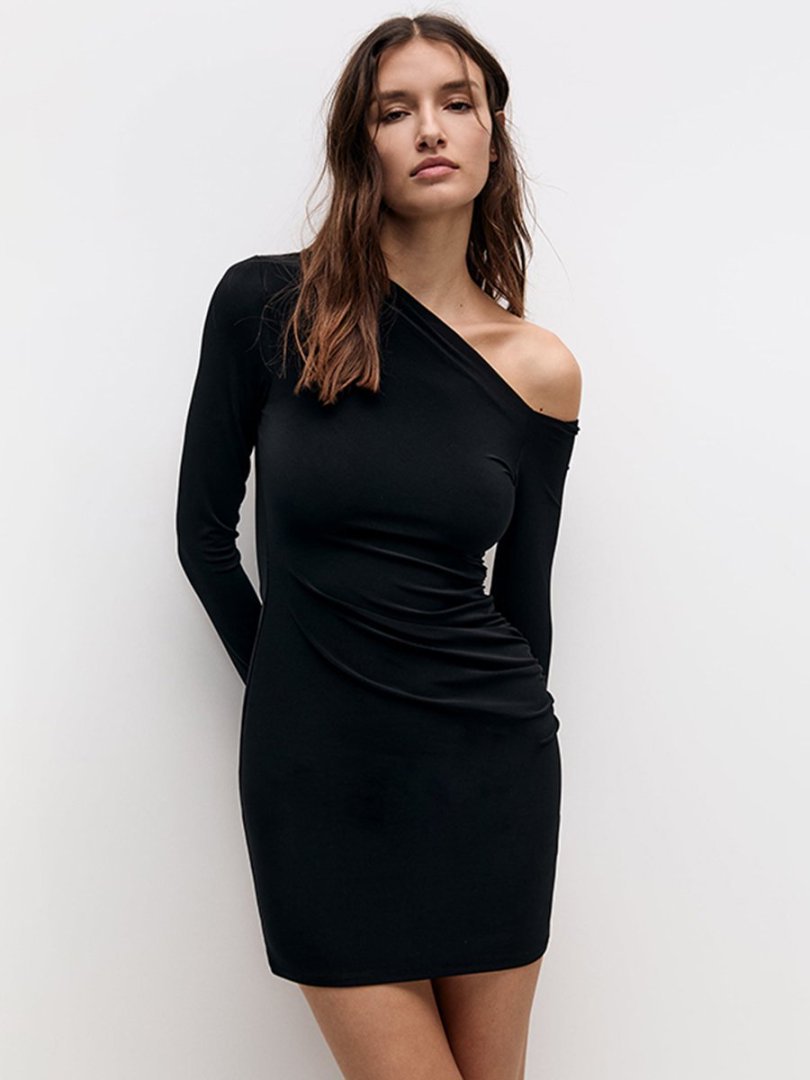 Damer Off-Shoulder Miniklänning med figursydd design och elegant drapering Mirla-Eva Jonsson