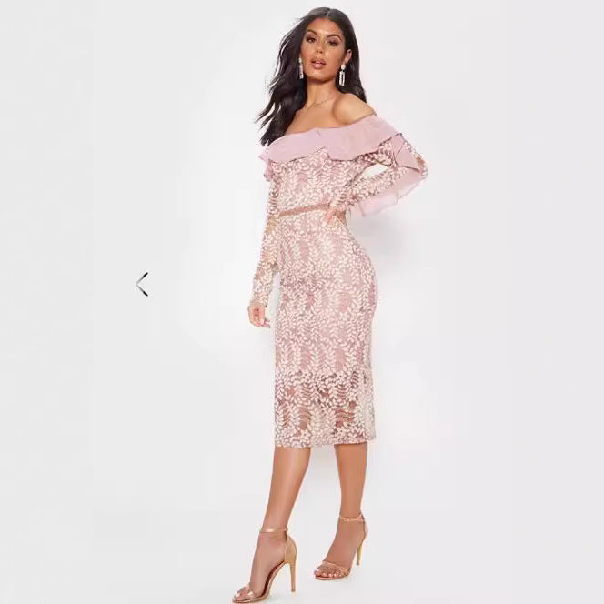 Damer Off-Shoulder Spetsklänning med Ruffle Detaljer och Figurnära Skärning Mirla-Eva Jonsson