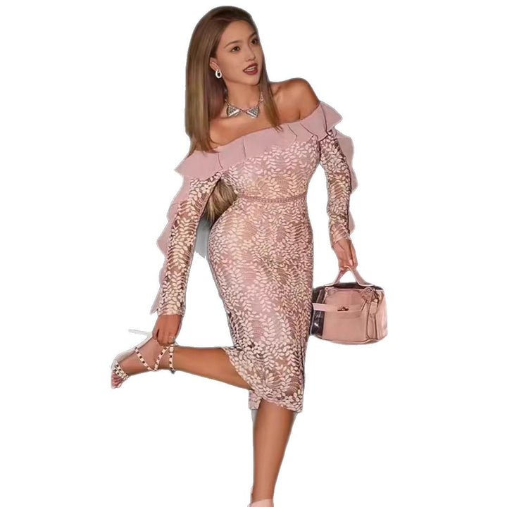 Damer Off-Shoulder Spetsklänning med Ruffle Detaljer och Figurnära Skärning Mirla-Eva Jonsson