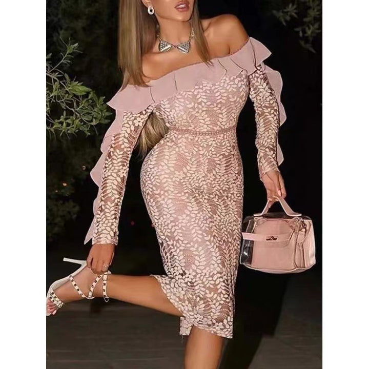 Damer Off-Shoulder Spetsklänning med Ruffle Detaljer och Figurnära Skärning Mirla-Eva Jonsson