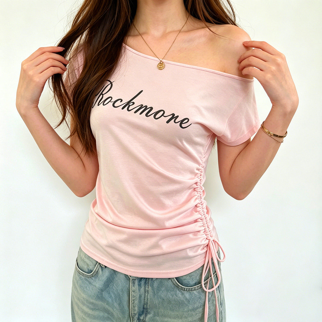 Damer Off-Shoulder T-shirt med rynkor och modernt tryck Mirla-Eva Jonsson