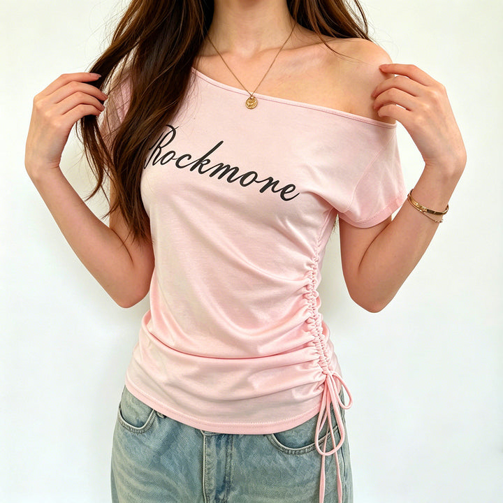 Damer Off-Shoulder T-shirt med rynkor och modernt tryck Mirla-Eva Jonsson
