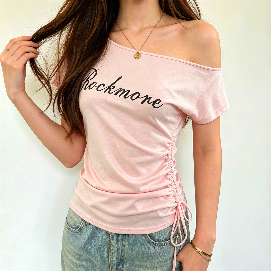 Damer Off-Shoulder T-shirt med rynkor och modernt tryck Mirla-Eva Jonsson