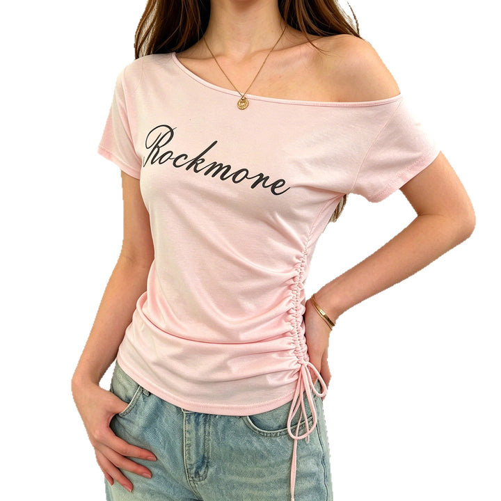 Damer Off-Shoulder T-shirt med rynkor och modernt tryck Mirla-Eva Jonsson