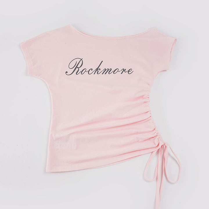 Damer Off-Shoulder T-shirt med rynkor och modernt tryck Mirla-Eva Jonsson