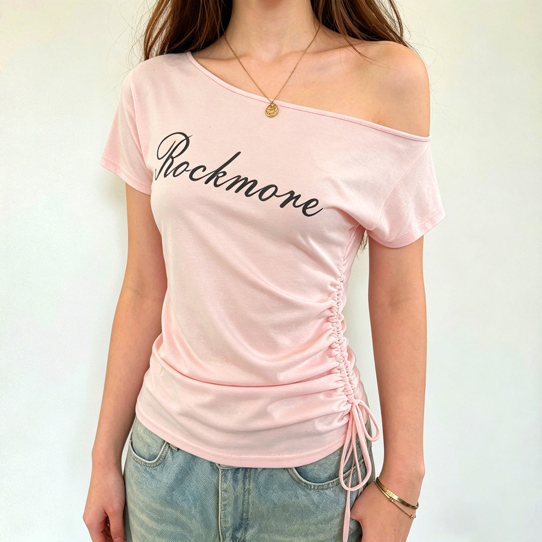 Damer Off-Shoulder T-shirt med rynkor och modernt tryck Mirla-Eva Jonsson