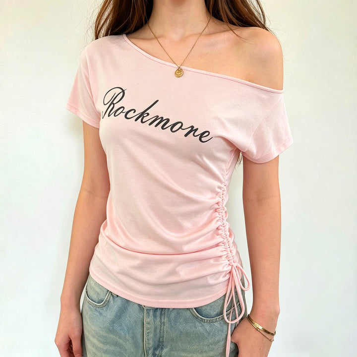 Damer Off-Shoulder T-shirt med rynkor och modernt tryck Mirla-Eva Jonsson