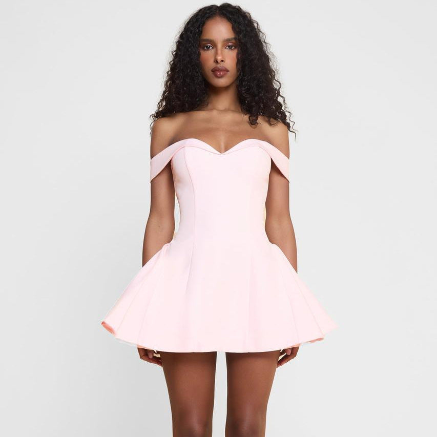 Damer Offshoulder Mini Dress med lekfull skärning Mirla-Eva Jonsson