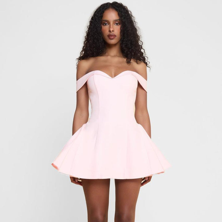 Damer Offshoulder Mini Dress med lekfull skärning Mirla-Eva Jonsson