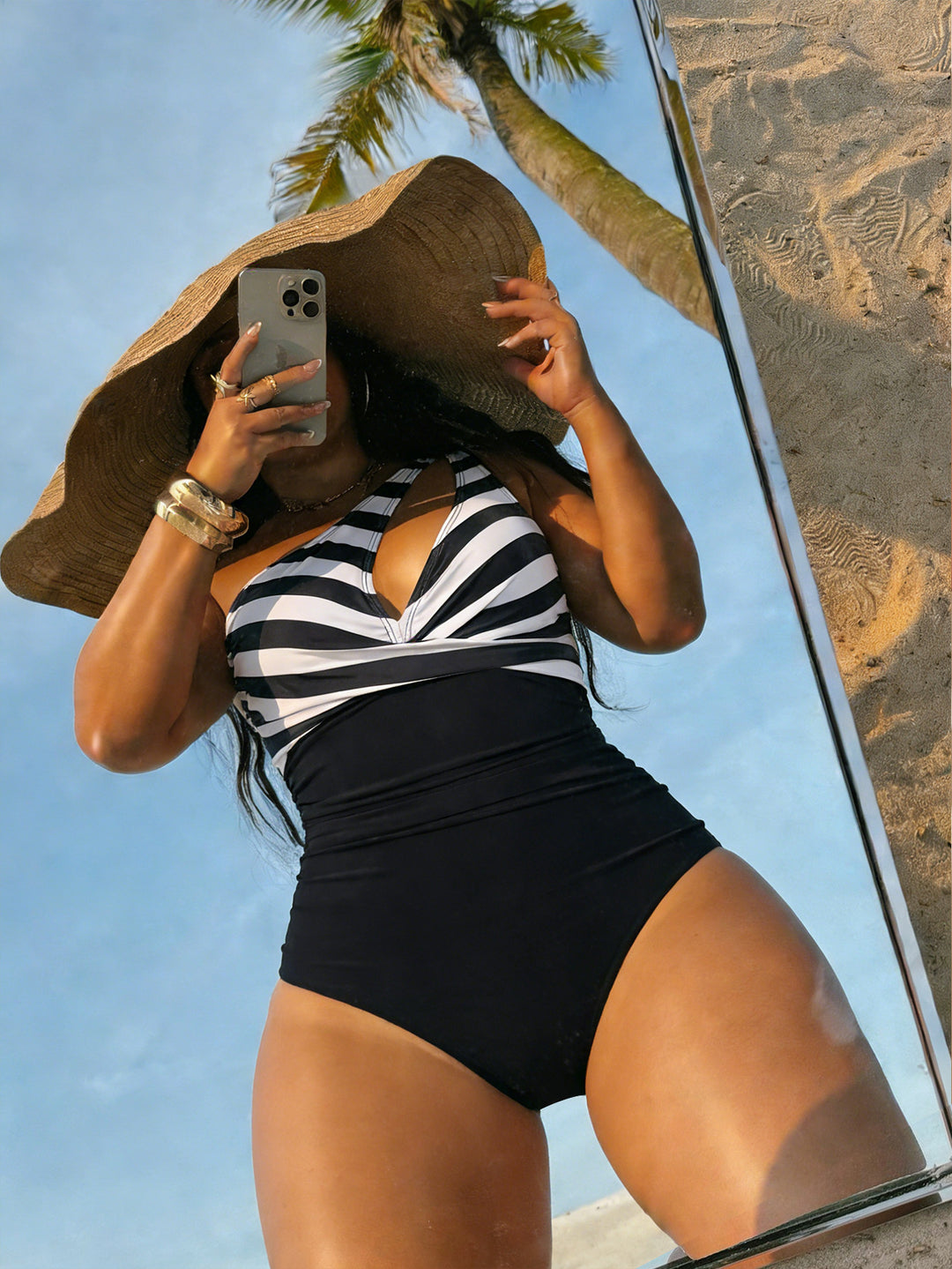 Damer One-piece baddräkt med trendigt randmönster och figursydd design Mirla-Eva Jonsson