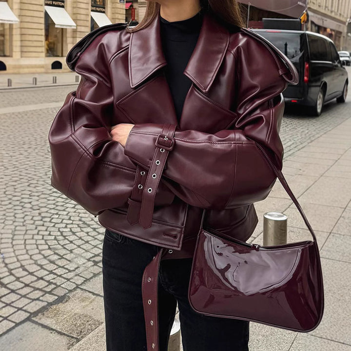 Damer Oversize Konstläderjacka med markant krage och strukturerad design Mirla-Eva Jonsson