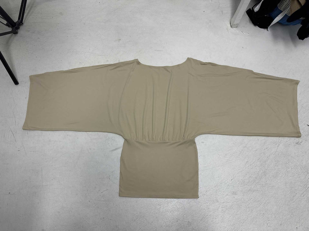 Damer Oversize Tunik med spännande omslagdesign och generösa ärmar Mirla-Eva Jonsson