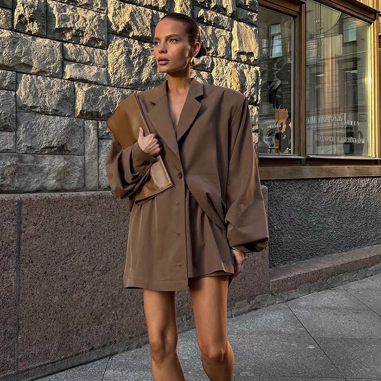 Damer Oversized Blazerjacka med asymmetrisk skärning och eleganta detaljer Mirla-Eva Jonsson