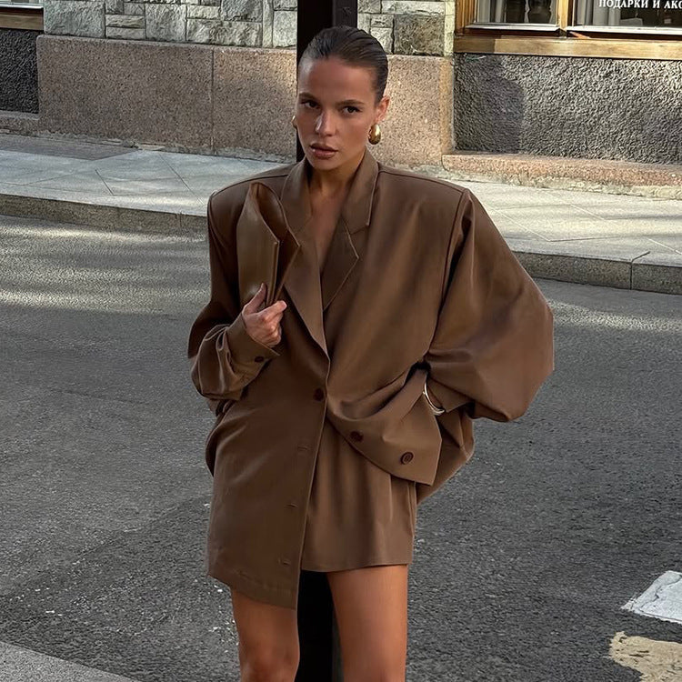 Damer Oversized Blazerjacka med asymmetrisk skärning och eleganta detaljer Mirla-Eva Jonsson