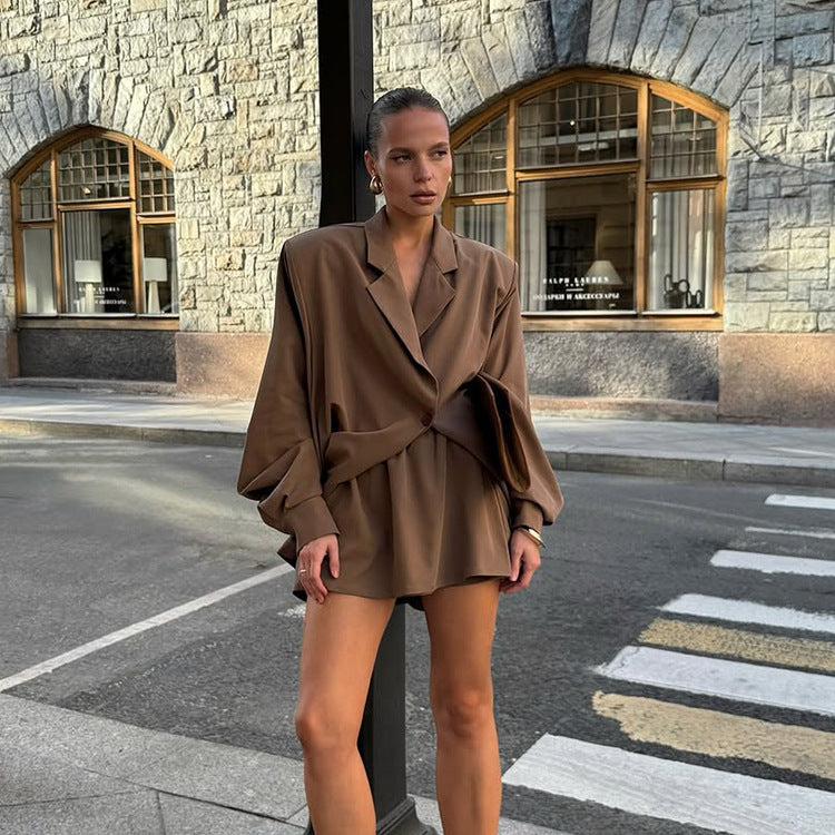 Damer Oversized Blazerjacka med asymmetrisk skärning och eleganta detaljer Mirla-Eva Jonsson