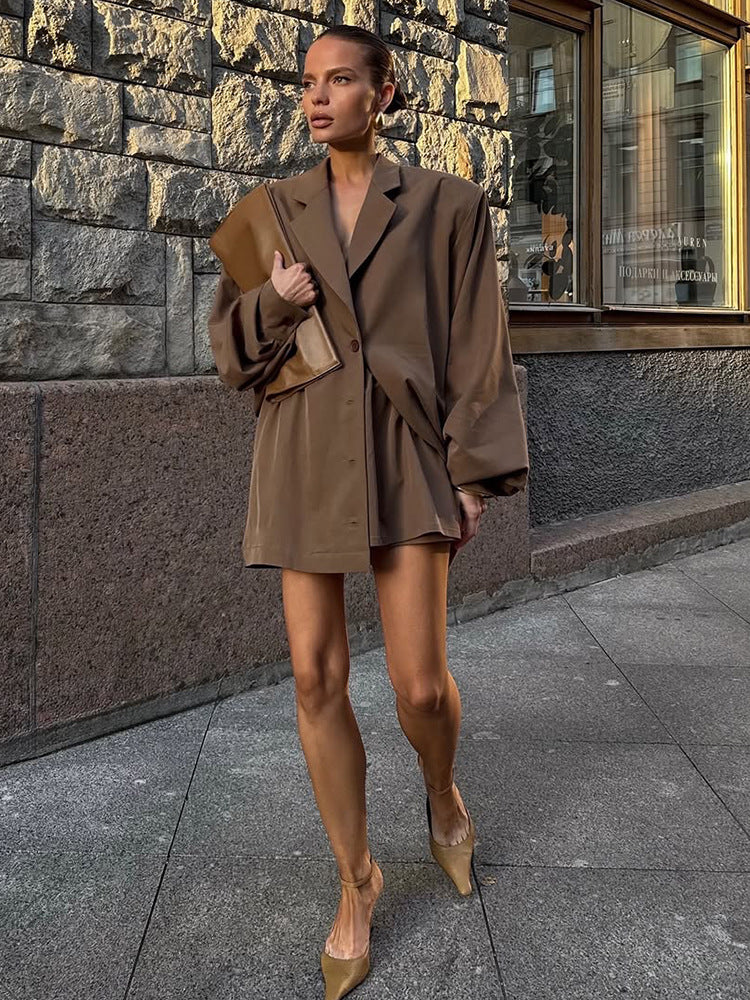 Damer Oversized Blazerjacka med asymmetrisk skärning och eleganta detaljer Mirla-Eva Jonsson