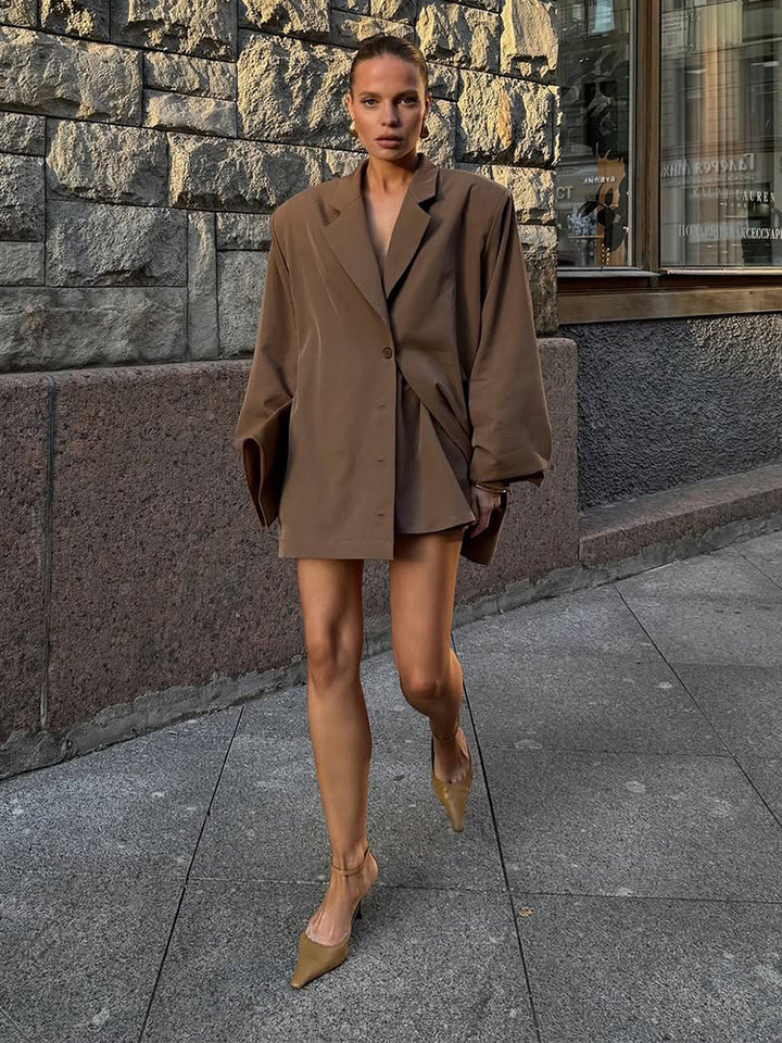 Damer Oversized Blazerjacka med asymmetrisk skärning och eleganta detaljer Mirla-Eva Jonsson