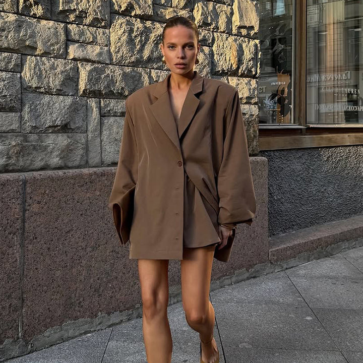 Damer Oversized Blazerjacka med asymmetrisk skärning och eleganta detaljer Mirla-Eva Jonsson