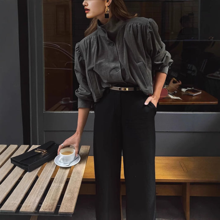 Damer Oversized Blus med stiligt plisserad design och eleganta knapppdetaljer Mirla-Eva Jonsson