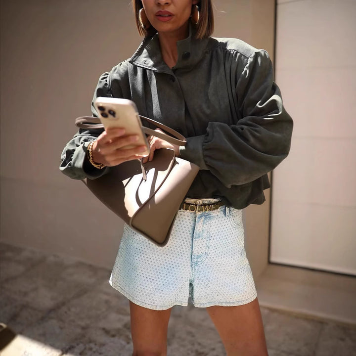 Damer Oversized Blus med stiligt plisserad design och eleganta knapppdetaljer Mirla-Eva Jonsson