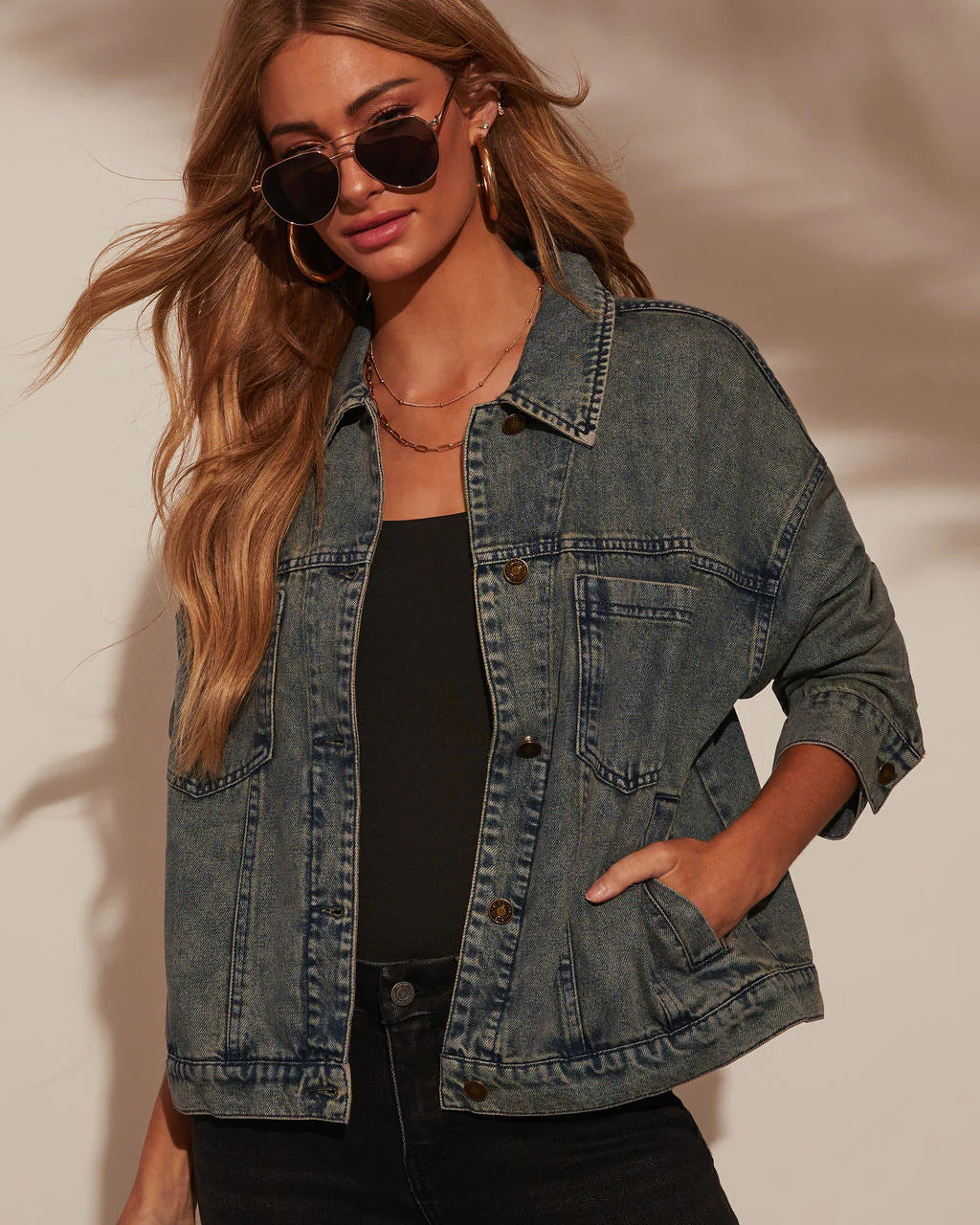 Damer Oversized Denim-Jacka i Lätt Skärning med Praktiska Fickor Mirla-Eva Jonsson