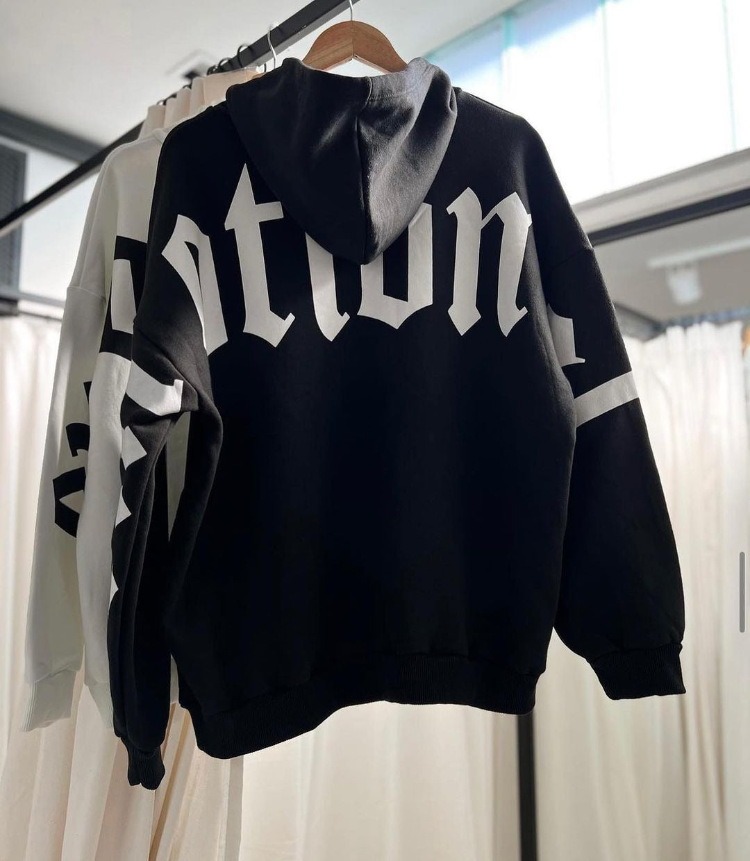 Damer Oversized Hoodies med extraordinär text Mirla-Eva Jonsson