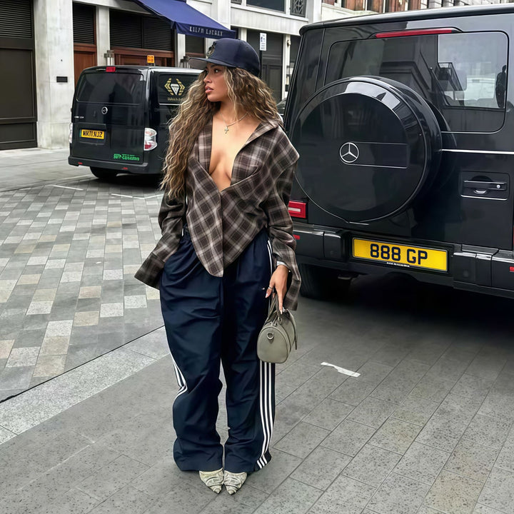 Damer Oversized Rutiga Skjortblus med djup V-urringning och avslappnad skärning Mirla-Eva Jonsson