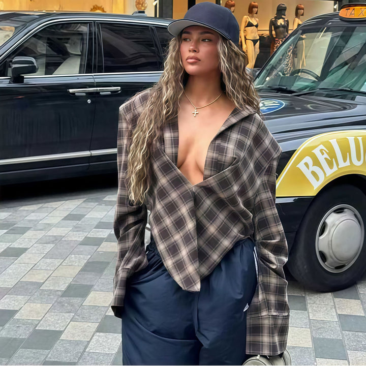 Damer Oversized Rutiga Skjortblus med djup V-urringning och avslappnad skärning Mirla-Eva Jonsson