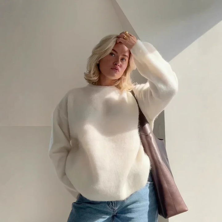 Damer Oversized Stickad tröja i mjukt material med rundad halsringning och lös passform Mirla-Eva Jonsson