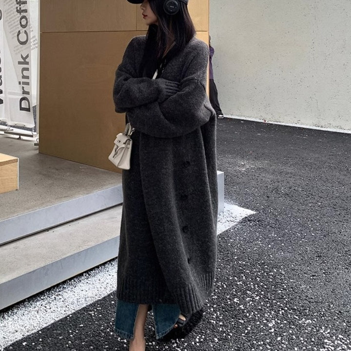 Damer Oversized Stickjacka med Trendiga Knappdetaljer och Sidelommer Mirla-Eva Jonsson