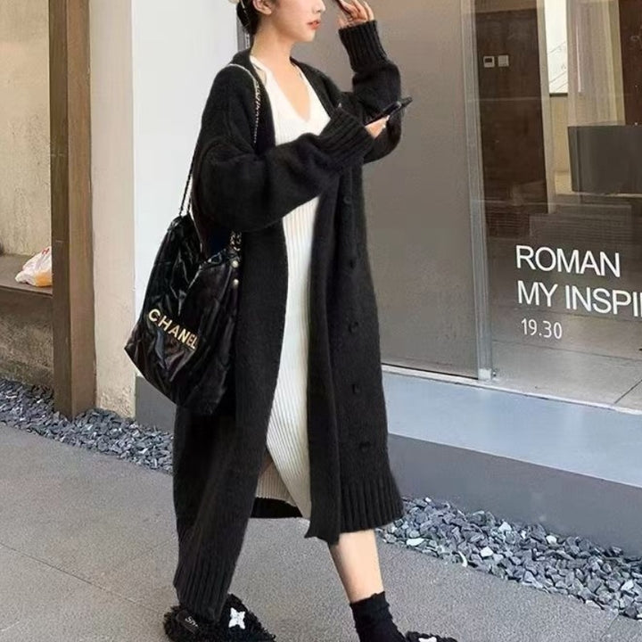 Damer Oversized Stickjacka med Trendiga Knappdetaljer och Sidelommer Mirla-Eva Jonsson