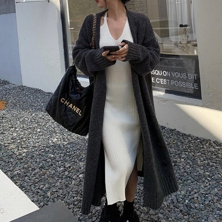 Damer Oversized Stickjacka med Trendiga Knappdetaljer och Sidelommer Mirla-Eva Jonsson