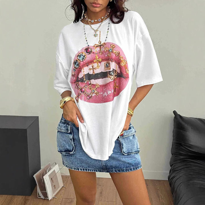 Damer Oversized T-shirt med kreativ läpp- och smyckedesign Mirla-Eva Jonsson