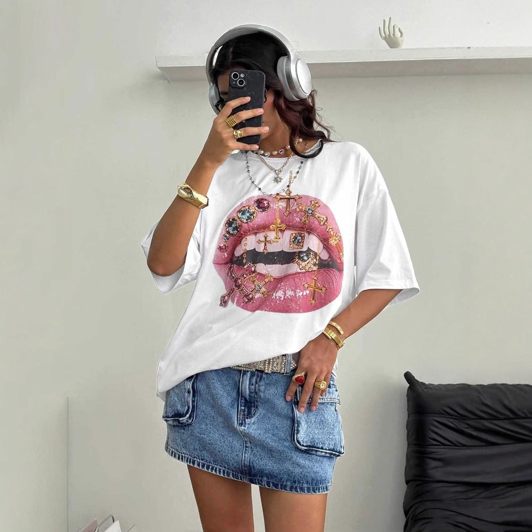 Damer Oversized T-shirt med kreativ läpp- och smyckedesign Mirla-Eva Jonsson