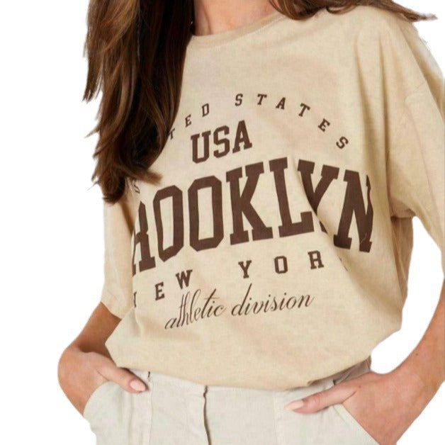 Damer Oversized T-shirt med sportig Brooklyn-design och avslappnad passform Mirla-Eva Jonsson
