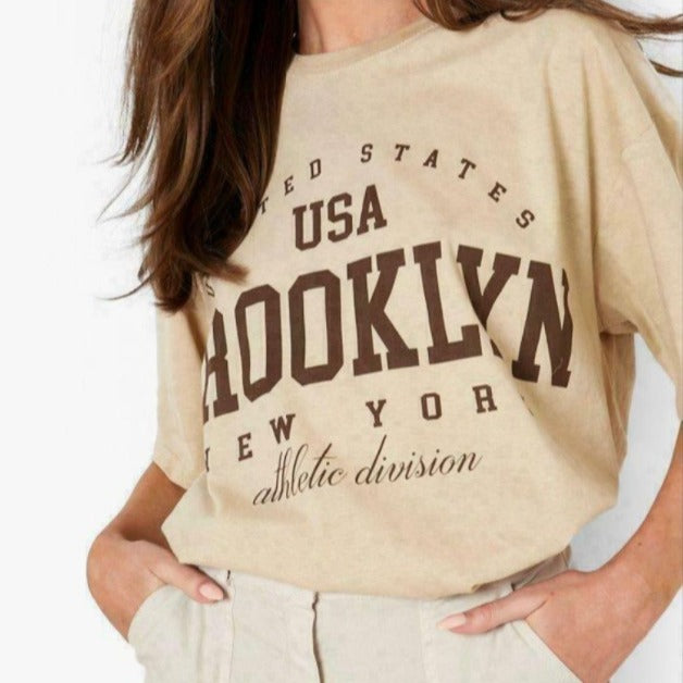 Damer Oversized T-shirt med sportig Brooklyn-design och avslappnad passform Mirla-Eva Jonsson