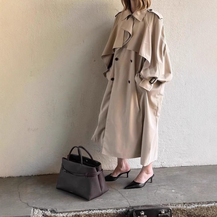 Damer Oversized Trenchcoat med detaljrika draperingar och moderiktig skärning Mirla-Eva Jonsson