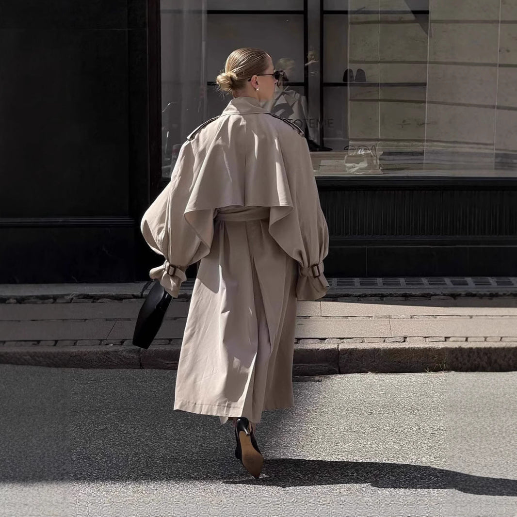 Damer Oversized Trenchcoat med detaljrika draperingar och moderiktig skärning Mirla-Eva Jonsson