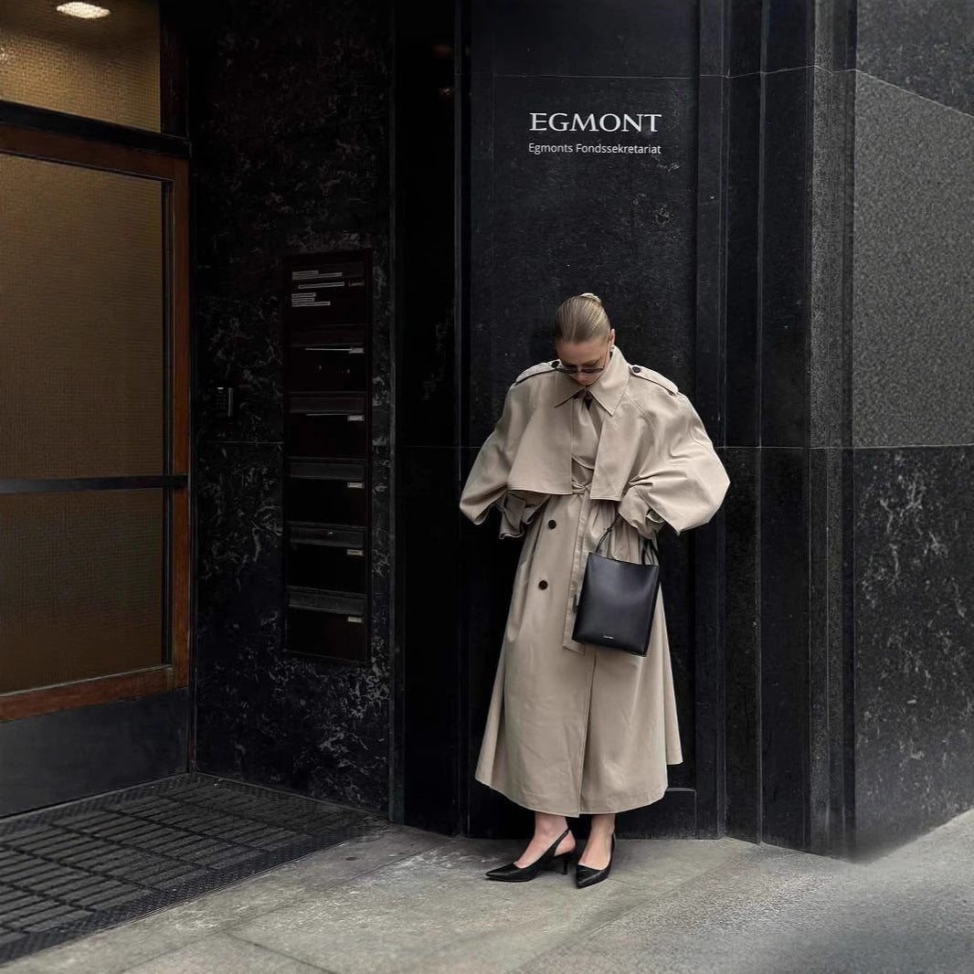 Damer Oversized Trenchcoat med detaljrika draperingar och moderiktig skärning Mirla-Eva Jonsson