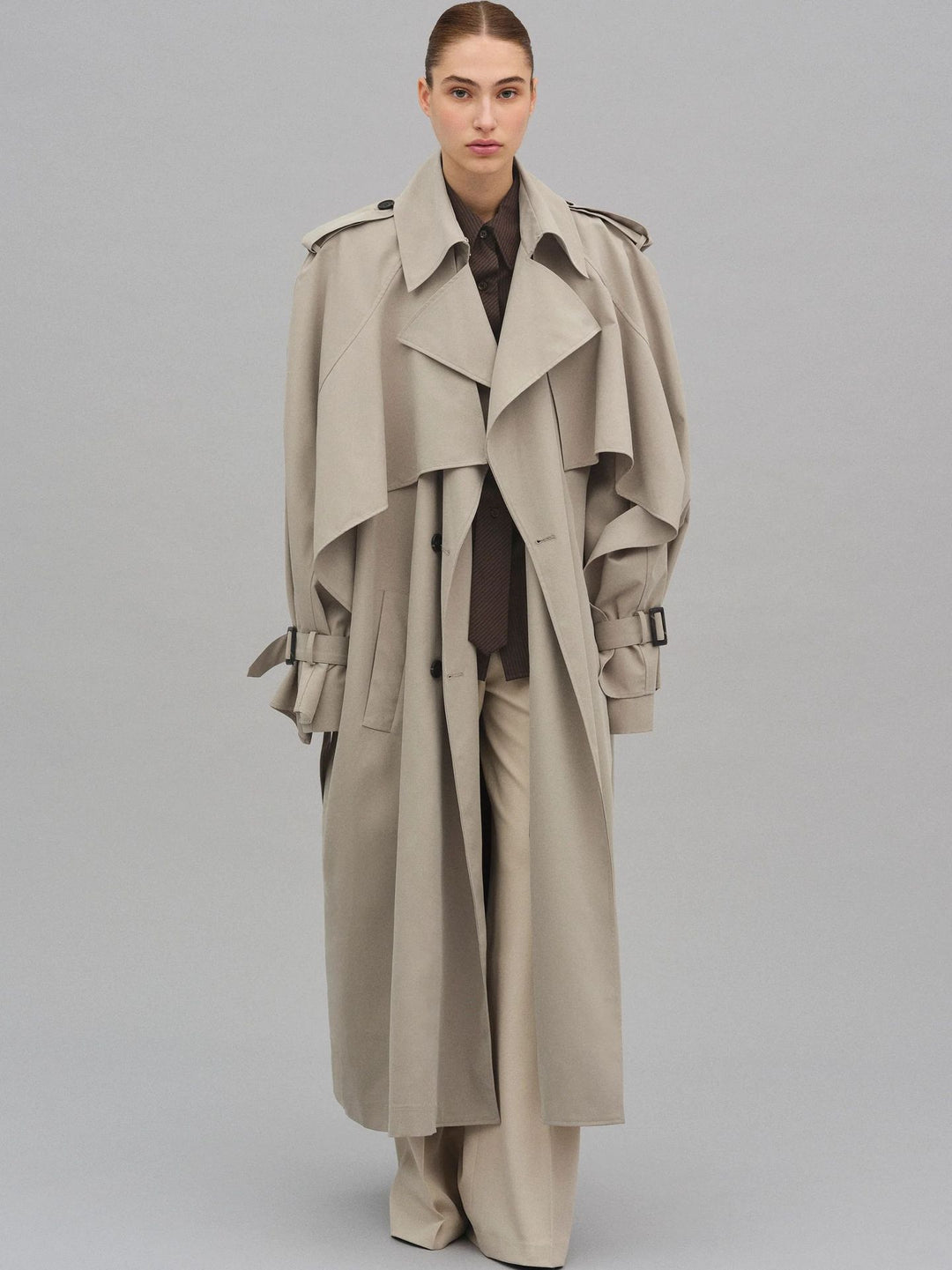 Damer Oversized Trenchcoat med detaljrika draperingar och moderiktig skärning Mirla-Eva Jonsson