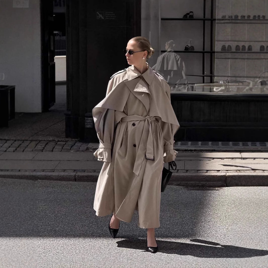 Damer Oversized Trenchcoat med detaljrika draperingar och moderiktig skärning Mirla-Eva Jonsson