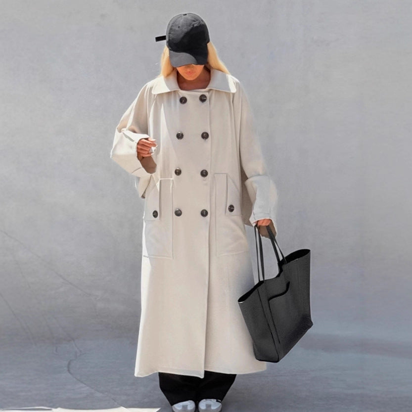 Damer Oversized Trenchcoat med kreativ skärning och unika detaljer Mirla-Eva Jonsson