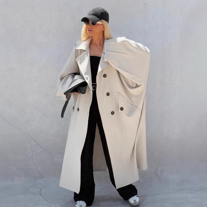 Damer Oversized Trenchcoat med kreativ skärning och unika detaljer Mirla-Eva Jonsson