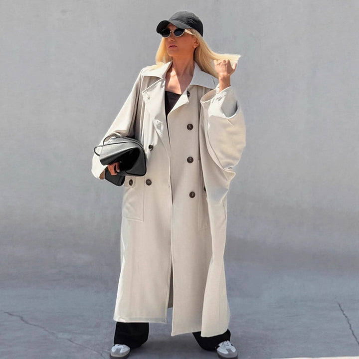 Damer Oversized Trenchcoat med kreativ skärning och unika detaljer Mirla-Eva Jonsson