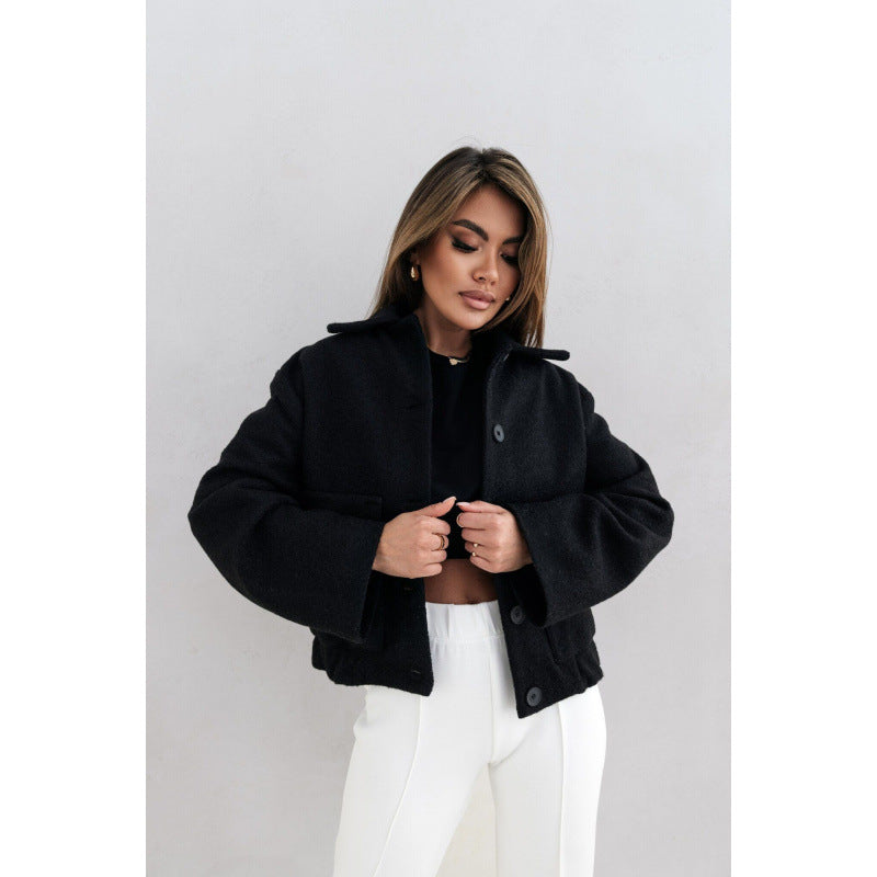 Damer Oversized Wooljacka med moderna knappdetaljer och praktiska fickor Mirla-Eva Jonsson