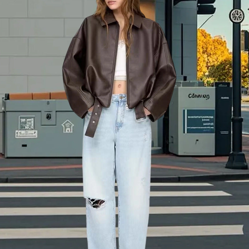 Damer Oversized konstläderjacka med slappa axlar och praktiska tryckknappar Mirla-Eva Jonsson