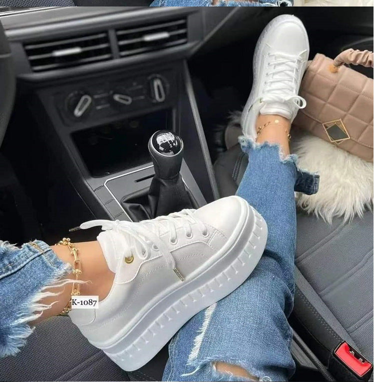 Damer Plateau Sneakers med glänsande yta och modebetonade accenter Mirla-Eva Jonsson