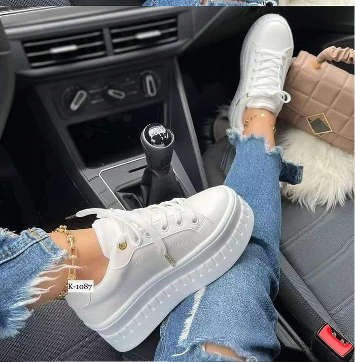 Damer Plateau Sneakers med glänsande yta och modebetonade accenter Mirla-Eva Jonsson