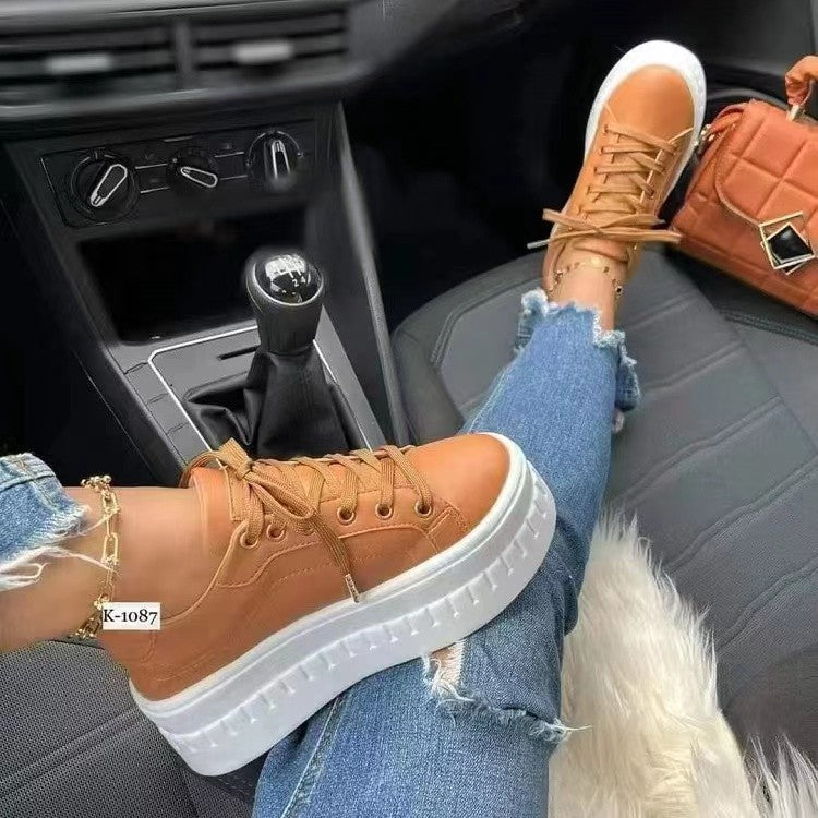 Damer Plateau Sneakers med glänsande yta och modebetonade accenter Mirla-Eva Jonsson