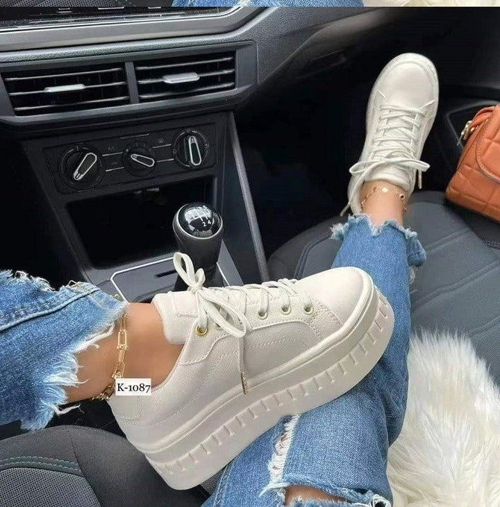Damer Plateau Sneakers med glänsande yta och modebetonade accenter Mirla-Eva Jonsson